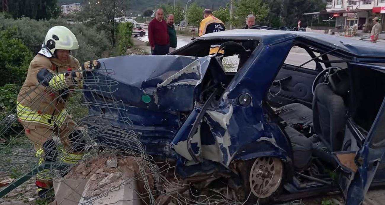 Hurdaya dönen Tofaş’taki 4 kişi yaralandı