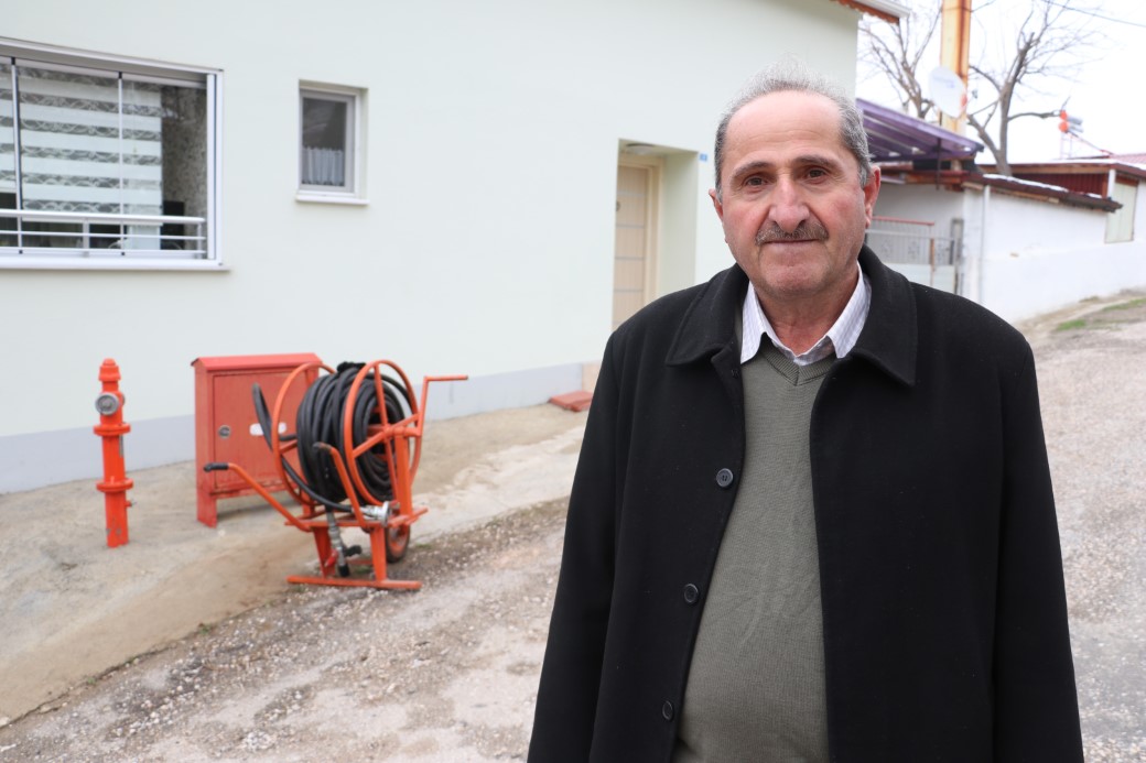 Amasya’nın Taşova ilçesi Tatlıpınar köyünde her sokak girişinde yer alan yangın vanaları muhtemel yangınlara karşı örnek bir tedbir olarak dikkat çekiyor. Muhtarın yangınlara müdahale planı oluşturduğu köy, yerlere kimsenin çöp atmayıp uygulanan sıfır atık kampanyasıyla da Bakan Murat Kurum tarafından ‘Bu köy başka köy’ sözleriyle örnek gösterilmişti.