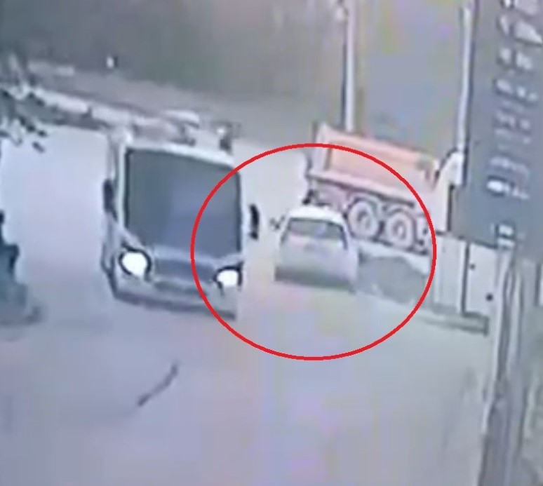 Önce yol kenarındaki kadına, sonra başka araçlara çarptı