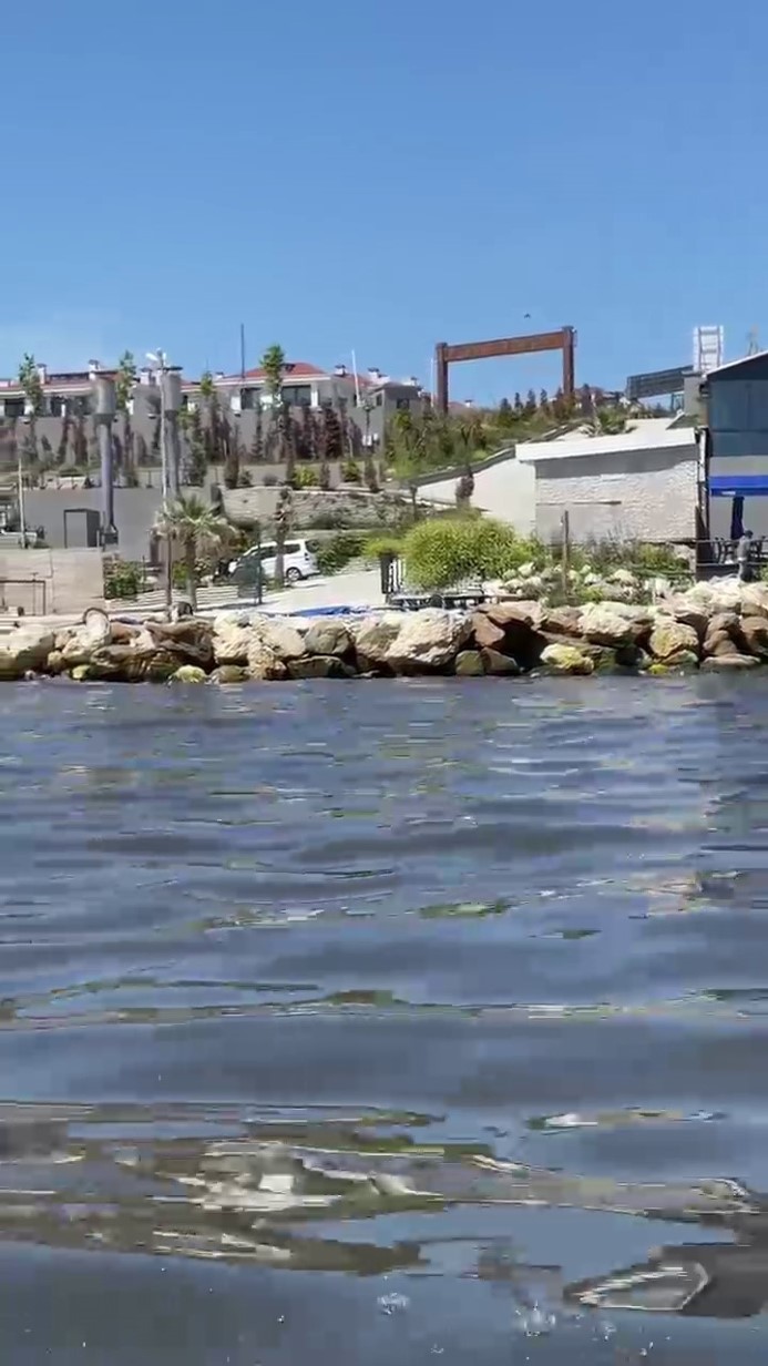 Beylikdüzü’nde denize dökülen İSKİ atık su hattı, vatandaşları tedirgin ediyor