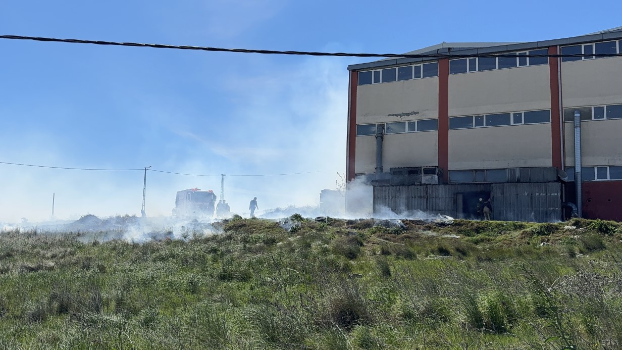 Arnavutköy’de fabrika deposunda korkutan yangın