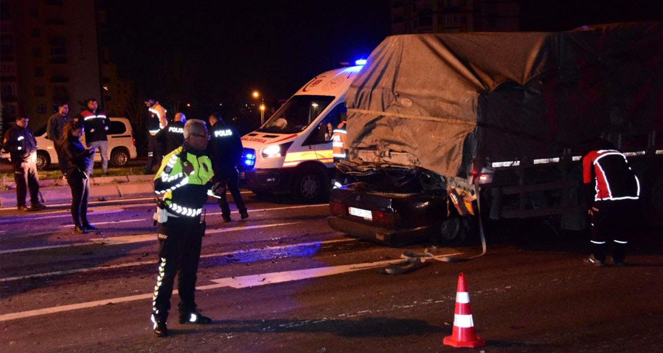 Kayseri’de Fiat Tofaş marka araç tırın altına girdi, kağıt gibi ezildi: 1 ölü - ASAYİŞ