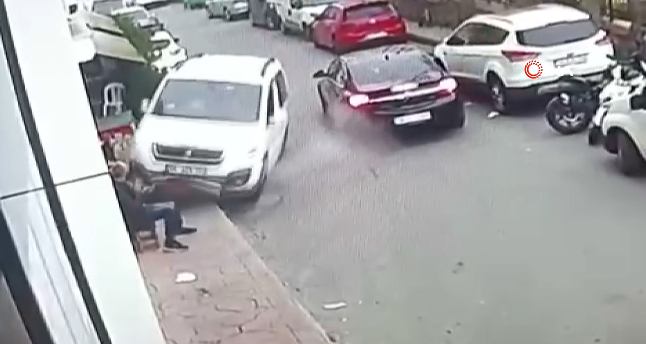 Beyoğlu’nda 17 yaşındaki sürücü kaldırımdaki yaşlı adamı ezdi: O anlar kamerada - ASAYİŞ