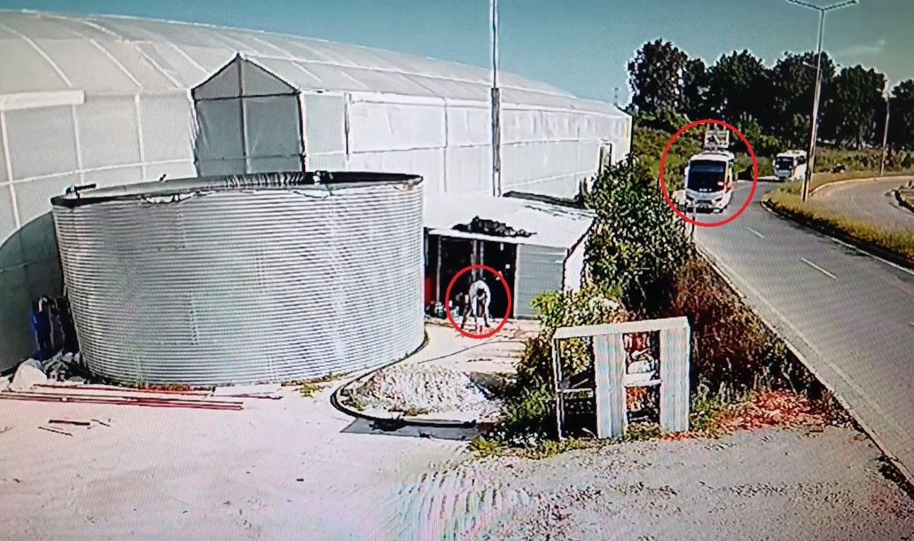 Antalya’da 18 turistin yaralandığı tur midibüsünün devrilme anı kamerada