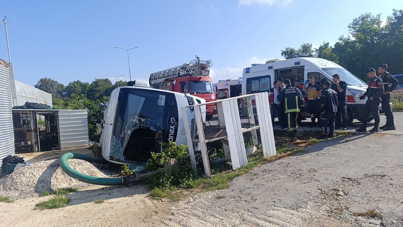 Antalya’da 18 turistin yaralandığı tur midibüsünün devrilme anı kamerada