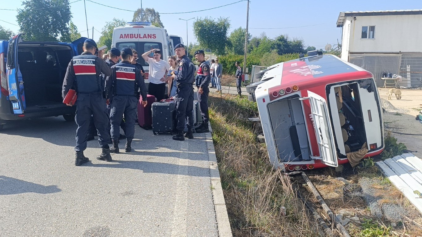 Antalya’da 18 turistin yaralandığı tur midibüsünün devrilme anı kamerada