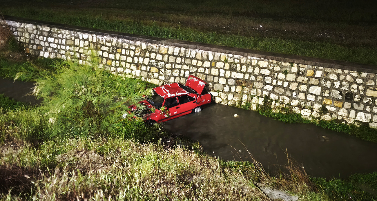 Babasından kaçırdığı araçla dereye uçtu