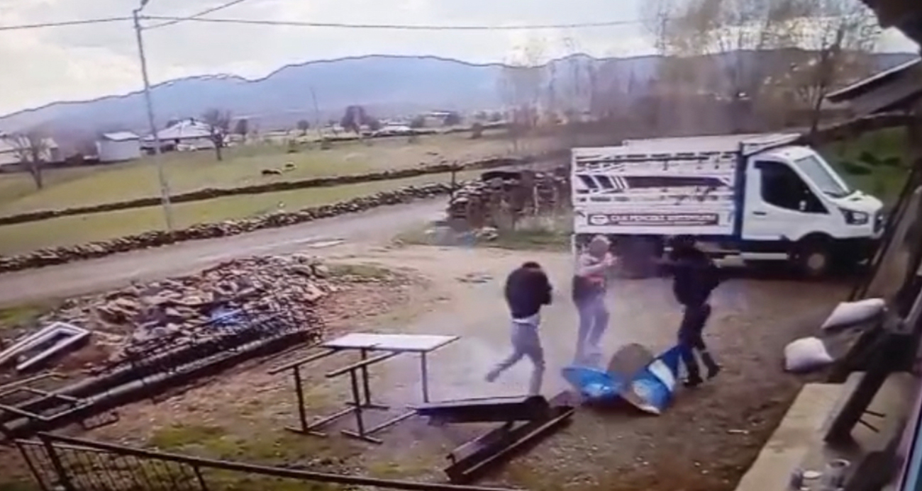 Kesmek istedikleri varil patlayınca neye uğradıklarını şaşırdılar: Patlama anı kamerada - ASAYİŞ