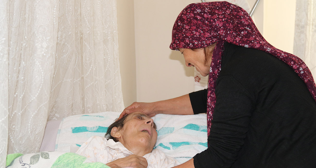 Yatağa bağlı annesine bakmak için belediyedeki işini bırakan kadın, diktiği tokalarla geçimini sağlı