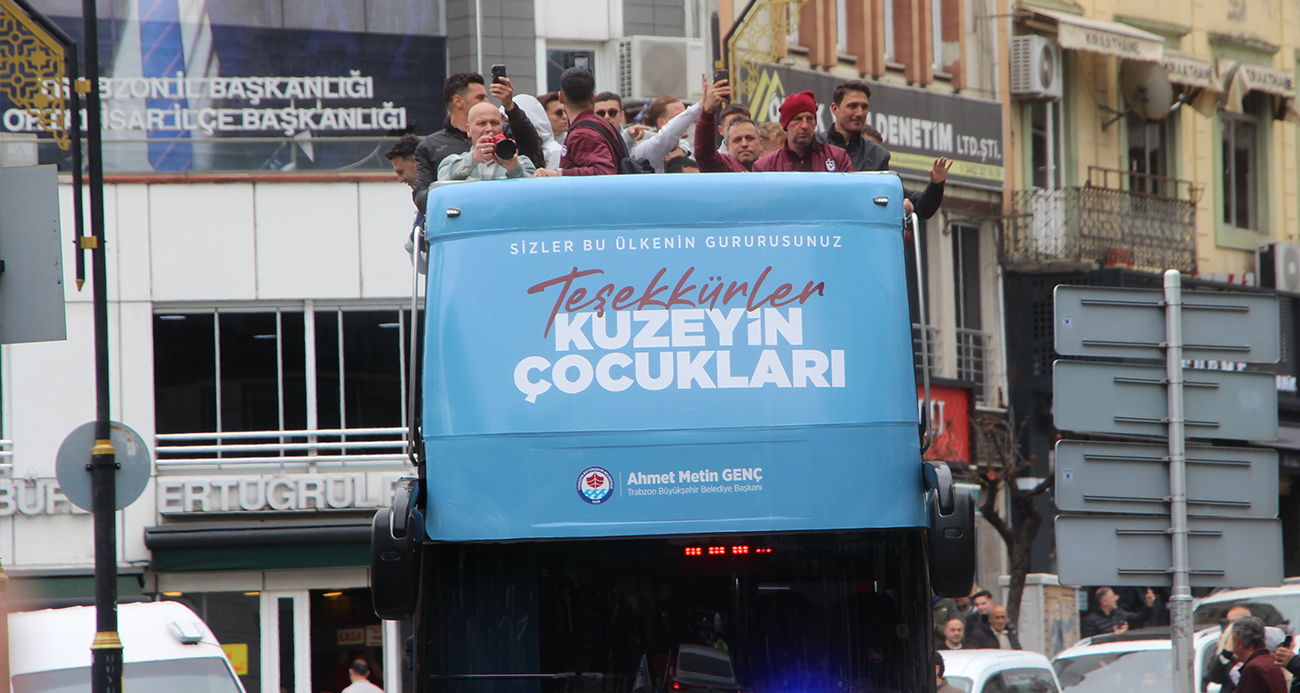 Trabzonspor U19 takımı Avrupa ikinciliğini taraftarıyla kutladı