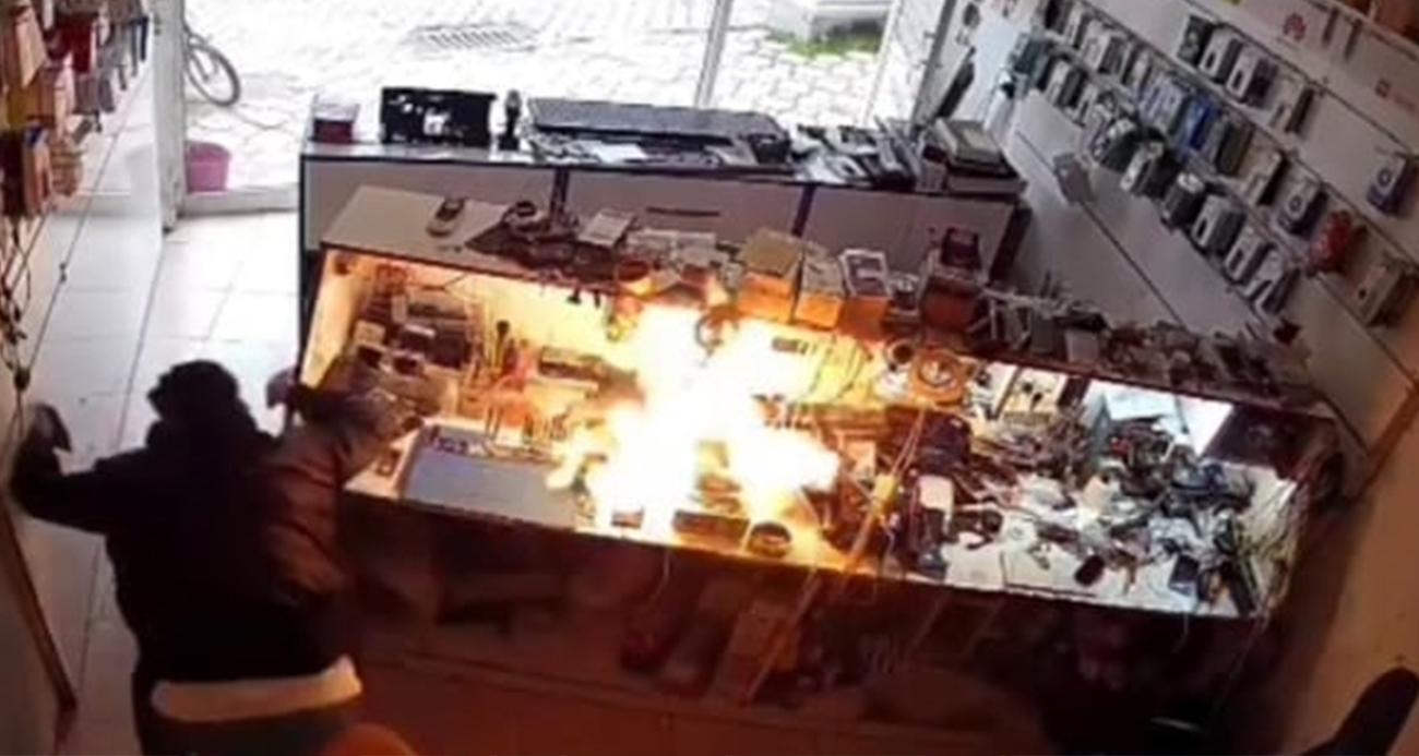 Cep telefonu bataryası tamir sırasında alev aldı