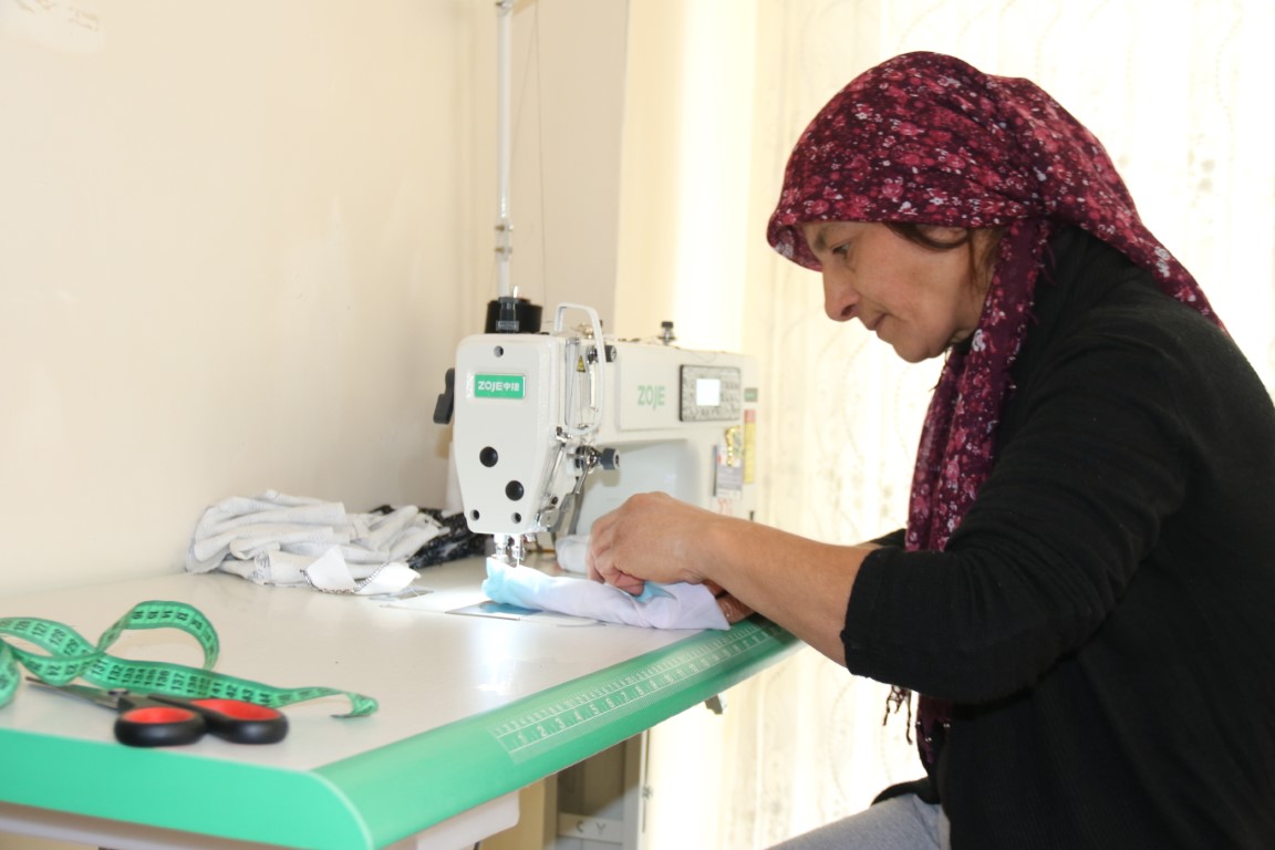 Yatağa bağlı annesine bakmak için belediyedeki işini bırakan kadın, diktiği tokalarla geçimini sağlıyor