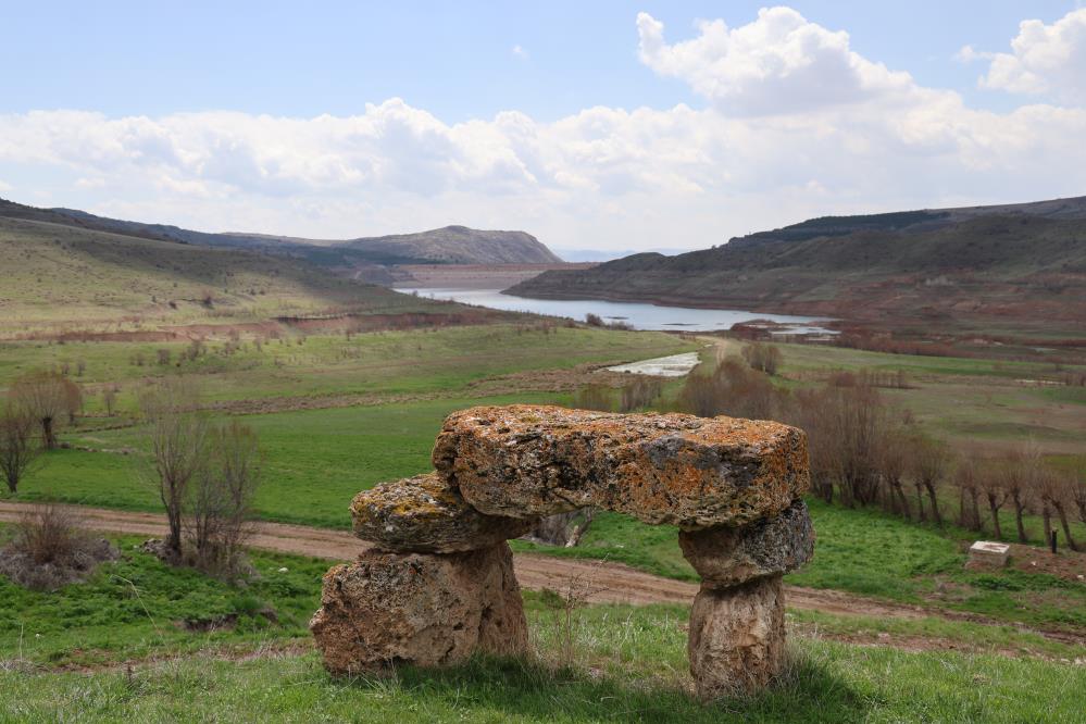 Baraj manzaralı asırlık musalla taşı, köy sakinleri alışsa da ilk kez görenleri ürkütüyor