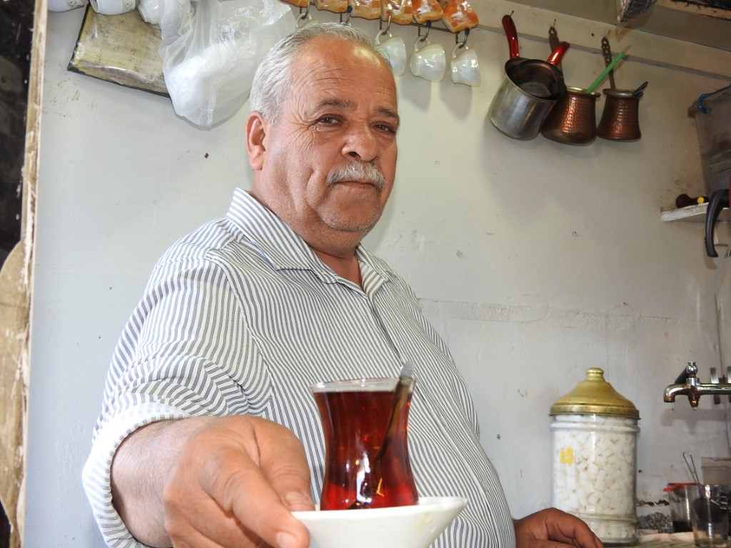 Çaycı İsmet Usta’nın ocağı 35 yıldır bir metrekarelik dükkanda kaynıyor