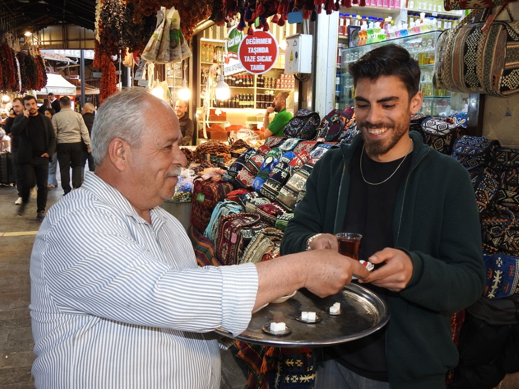 Çaycı İsmet Usta’nın ocağı 35 yıldır bir metrekarelik dükkanda kaynıyor
