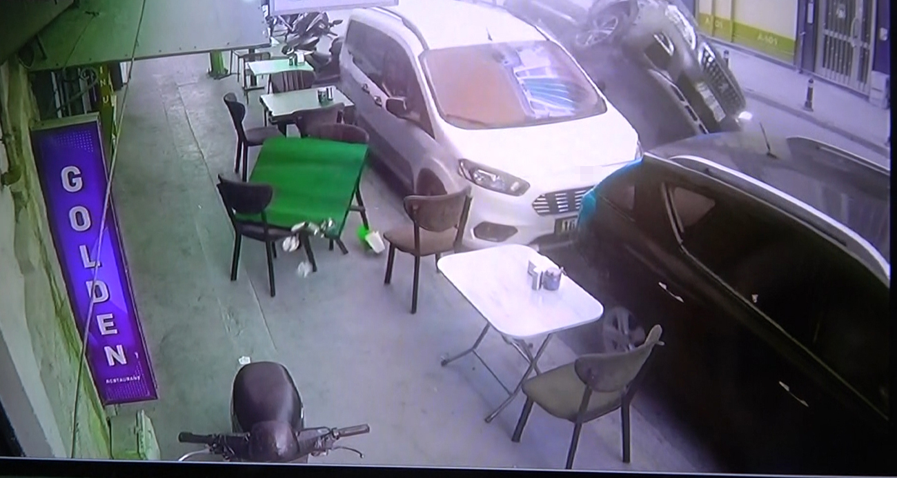 Yalova’da park halindeki araçlara çarpan cip yan yattı