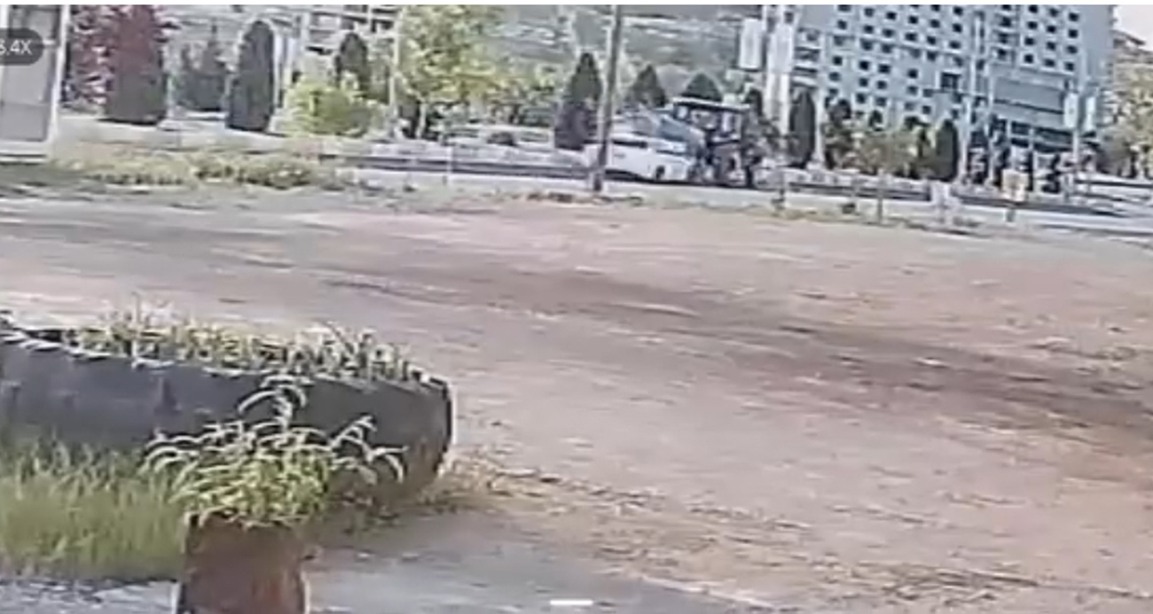 Otomobilin su tankerinin altına girdiği anlar güvenlik kamerasına yansıdı