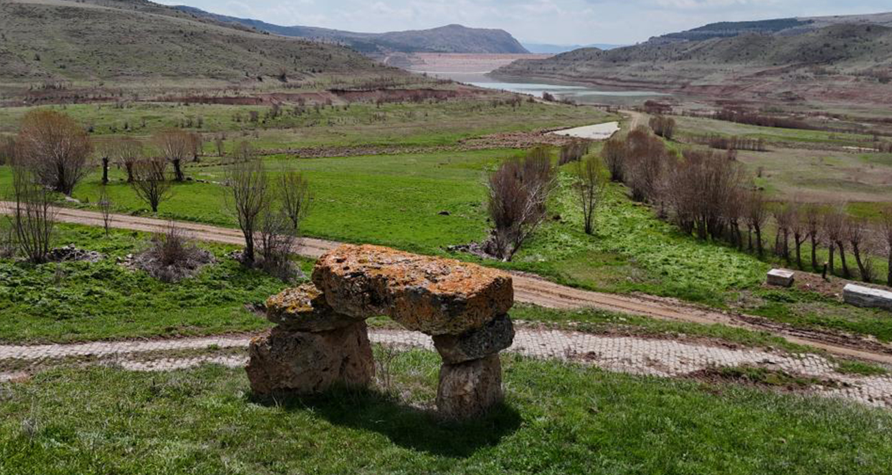 Baraj manzaralı asırlık musalla taşı, köy sakinleri alışsa da ilk kez görenleri ürkütüyor