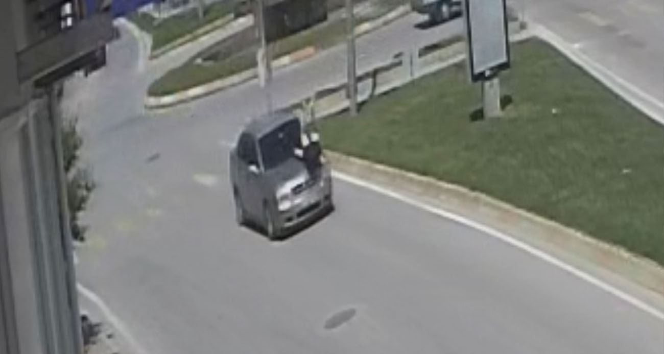 Otomobilin yayaya çarpma anı kamerada
