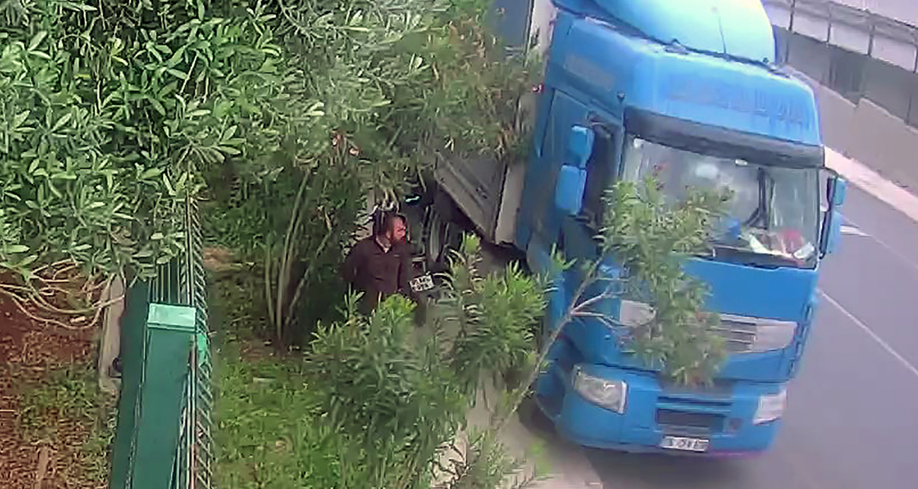 Tırın camını kırıp telefon çaldı, o anlar kameraya yansıdı