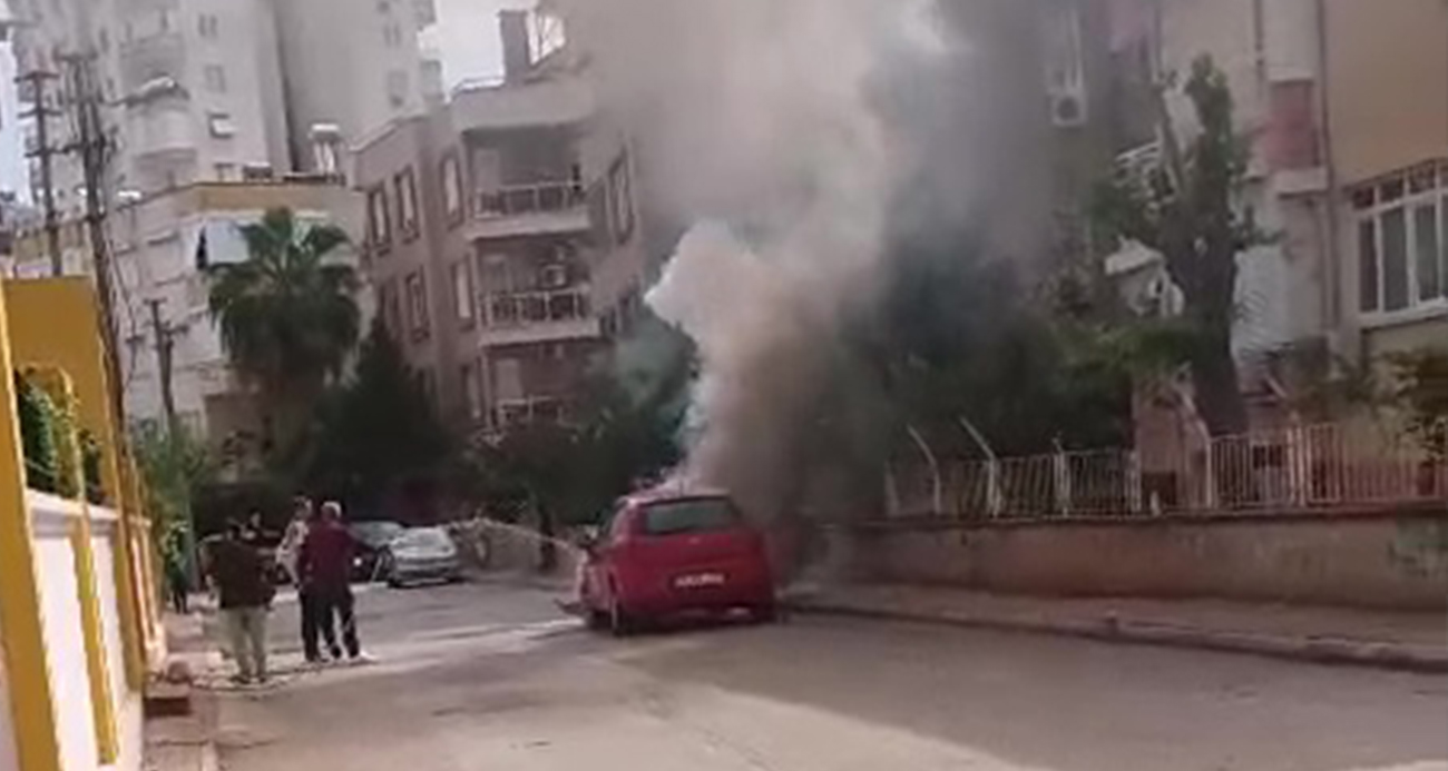 Otomobil alev alev yandı, görüntüyü çeken afacanların yorumları gülümsetti