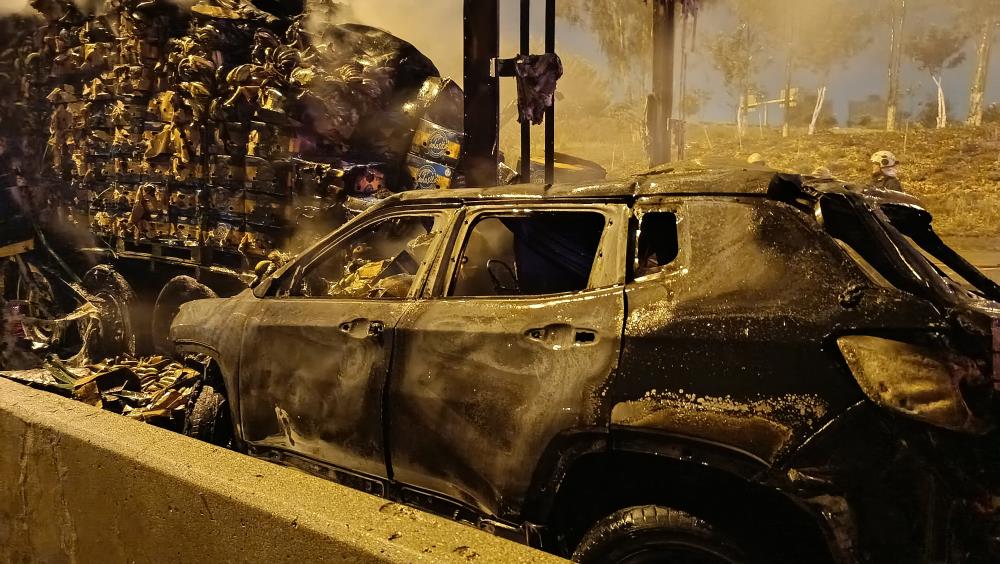 Otoyolda facianın eşiğinden dönüldü: Tıra çarpan cip yanarak küle döndü