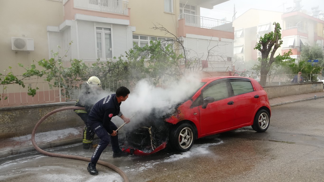 Otomobil alev alev yandı, görüntüyü çeken afacanların yorumları gülümsetti