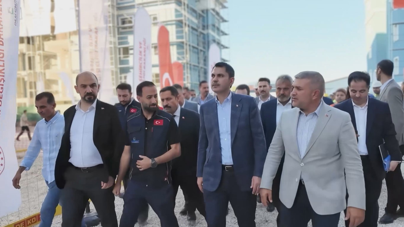 Bakan Kurum, 1 Mayıs Emek ve Dayanışma Gününü Deprem bölgesi klibiyle kutladı