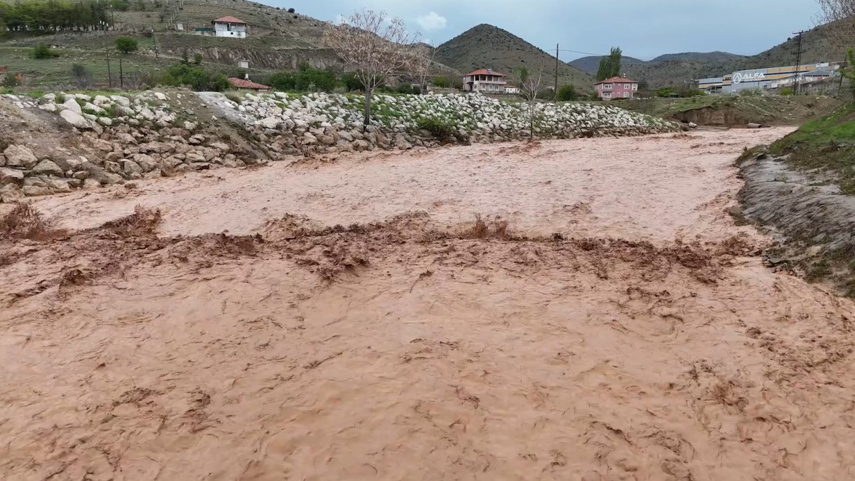 Kırıkkale’de sağanak yağış hayatı felç etti: Tren seferleri durdu, ev ve iş yerlerini su bastı