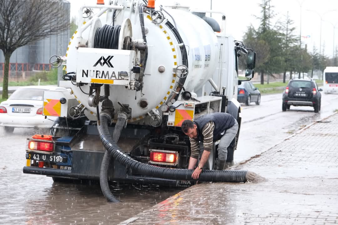 Kütahya’da sağanak yağış etkili oldu, yollar göle döndü