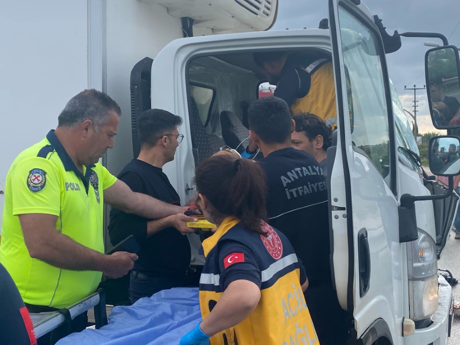 Antalya’da 3 aracın karıştığı zincirleme kazada 1 kişi yaralandı