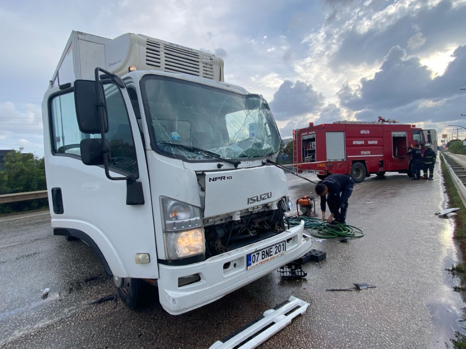 Antalya’da 3 aracın karıştığı zincirleme kazada 1 kişi yaralandı