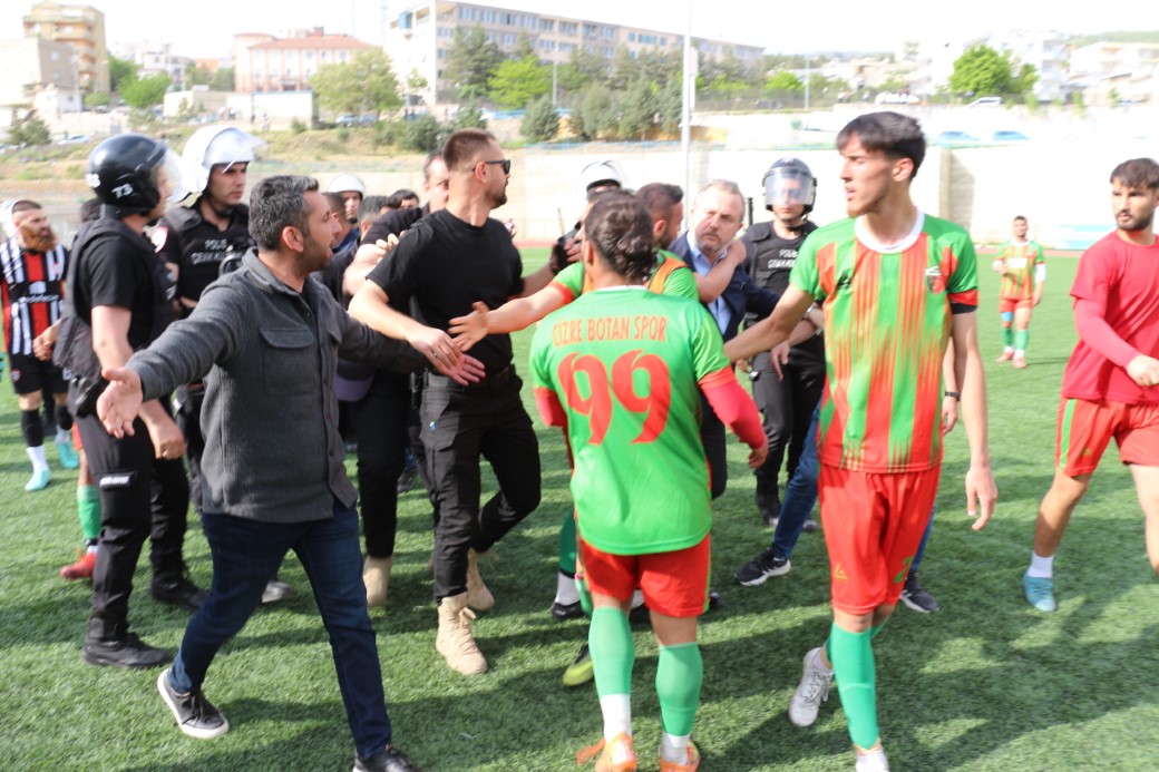 Şırnak’ta koruma polisi, atılan golden sonra çıkan olaylarda futbolcuyu darp etti