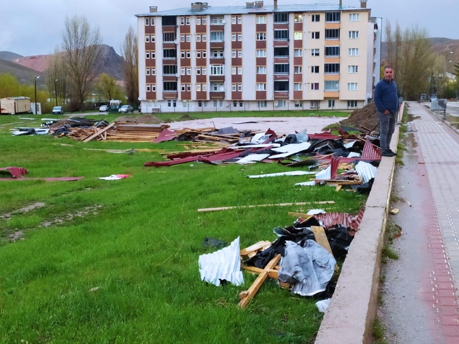 Bayburt’ta kuvvetli rüzgar evlerin çatılarını uçurdu