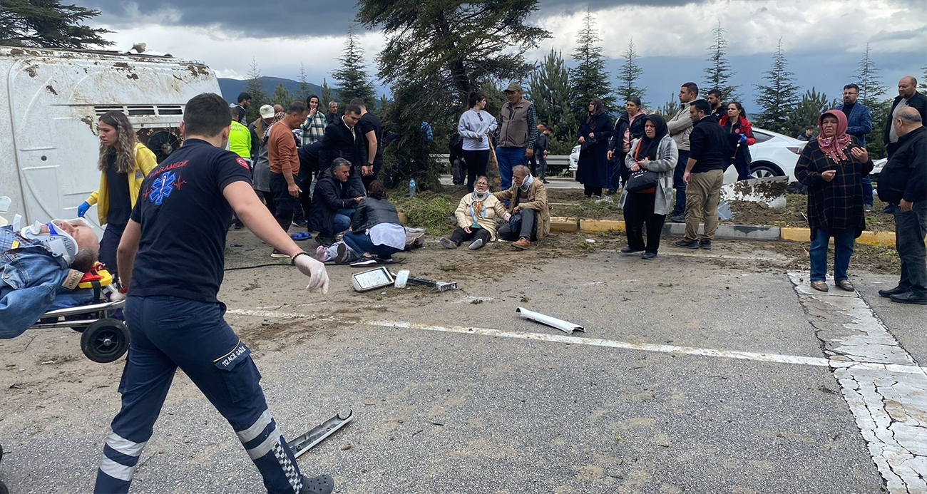 Isparta’da kontrolden çıkan yolcu midibüsü devrildi: 15 yaralı
