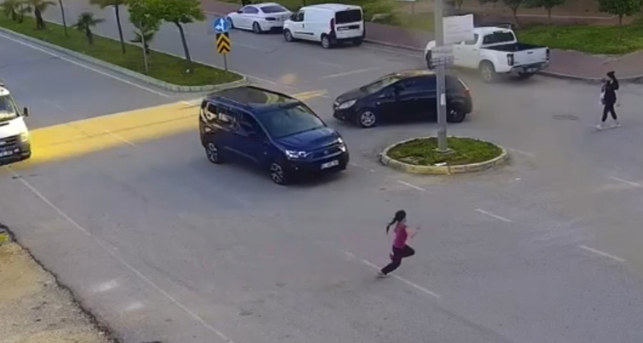 Yola fırlayan çocuğa ticari araç çarptı: Feci kaza kamerada