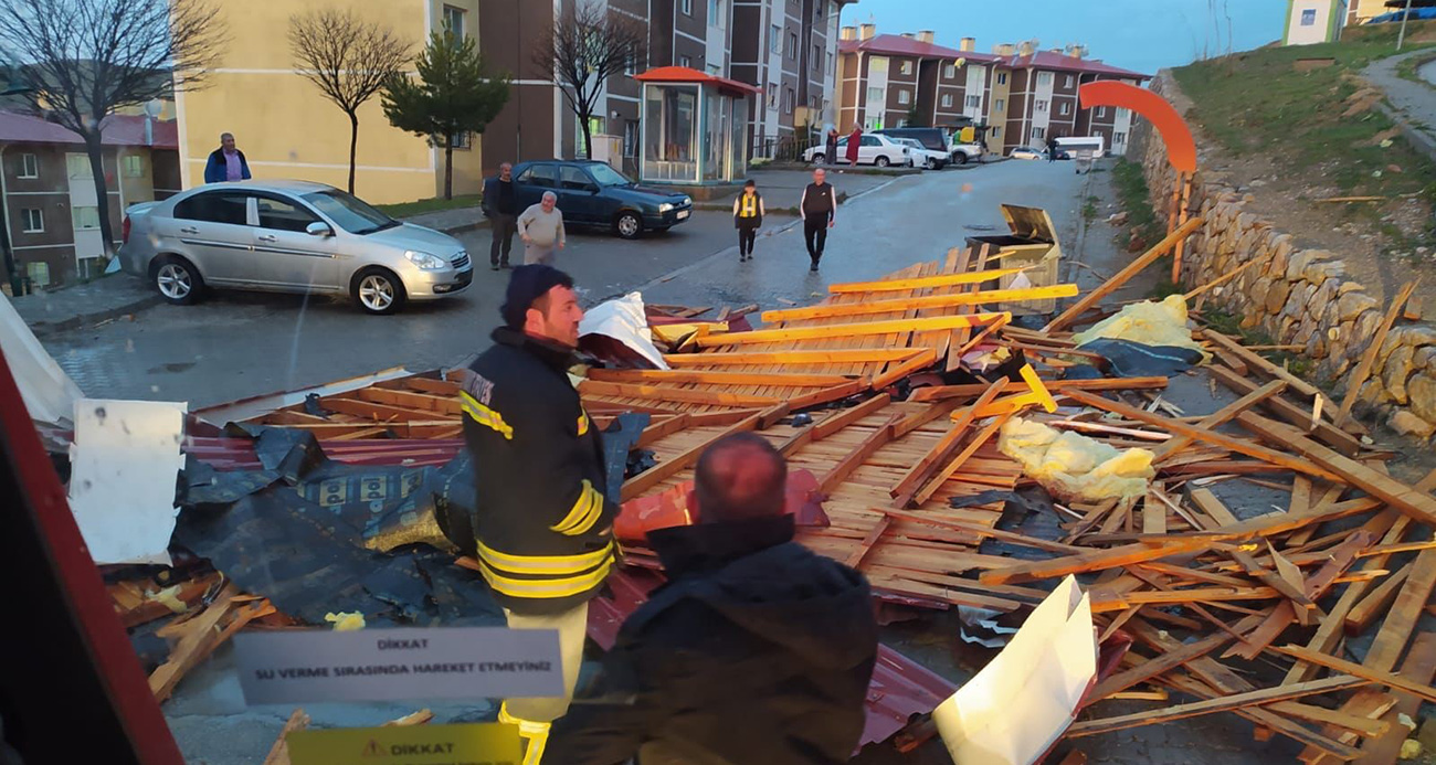 Bayburt’ta fırtına: Rüzgarın uçurduğu çatılar, minibüsteki insanların savrulması güvenlik kamerasına yansıdı