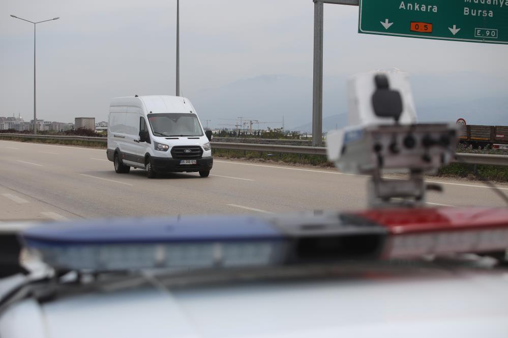 Bu radar kural tanımazlara geçit vermiyor...Aynı anda 4 araca ceza yazıyor