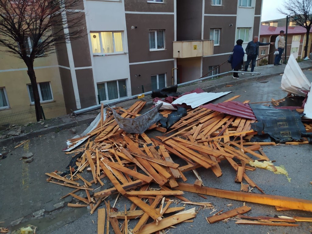 Bayburt’ta fırtına: Rüzgarın uçurduğu çatılar, minibüsteki insanların savrulması güvenlik kamerasına yansıdı