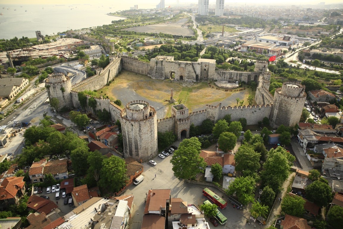 Yedikule Hisarı’nda ihya edilen Fatih Mescidi ibadete açıldı