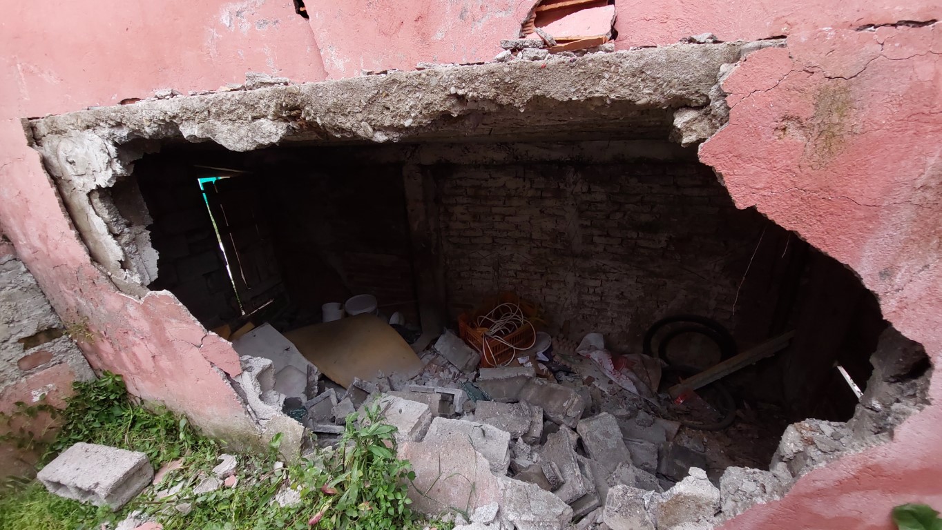 Park halindeki kamyon hareket ederek çarptığı metruk binanın duvarını yıktı