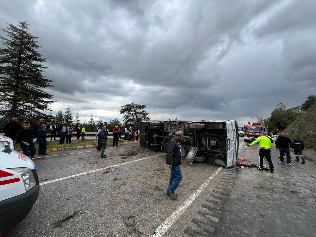 Isparta’da kontrolden çıkan yolcu midibüsü devrildi: 15 yaralı