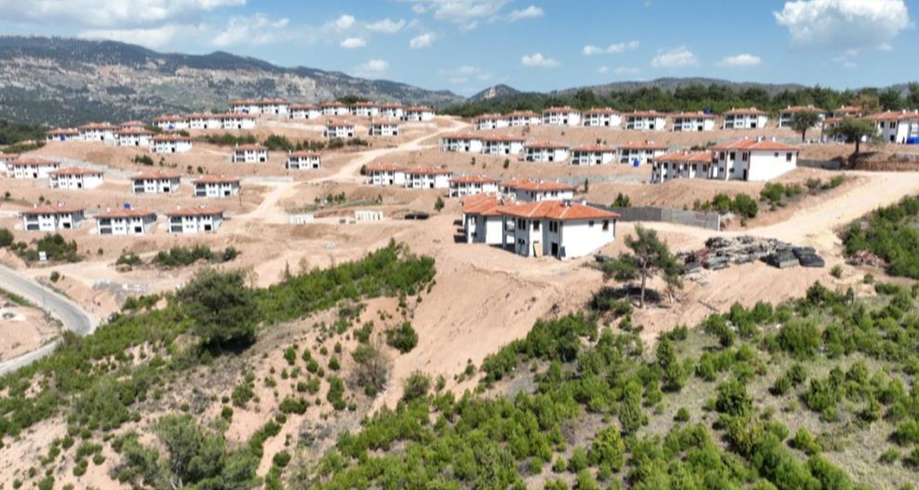 Depremzede muhtar: "Villa gibi ev yapılacağını tahmin etmemiştik"