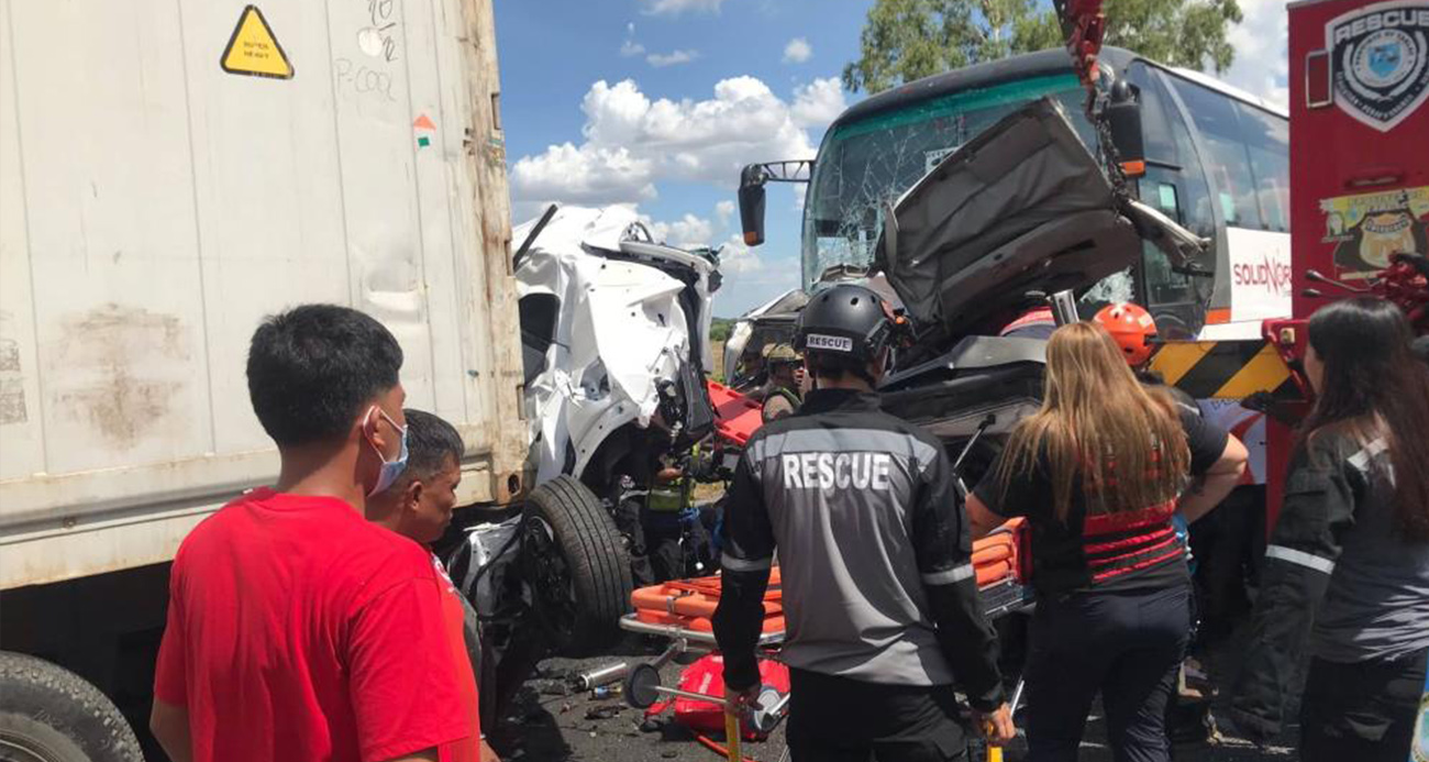 Filipinler'de yolcu otobüsü gişelerde bekleyen araçlara çarptı: 10 ölü