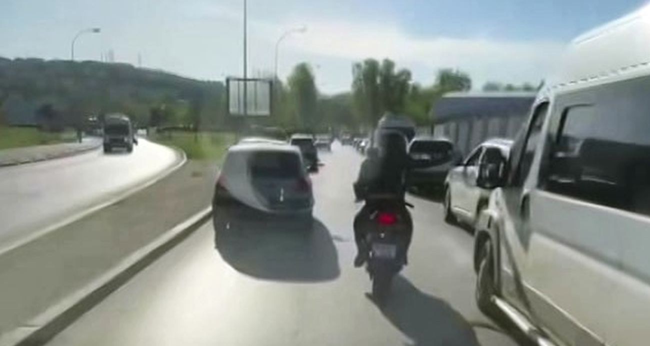 Motosiklet sürücüsü ambulansın yolunu böyle açtı