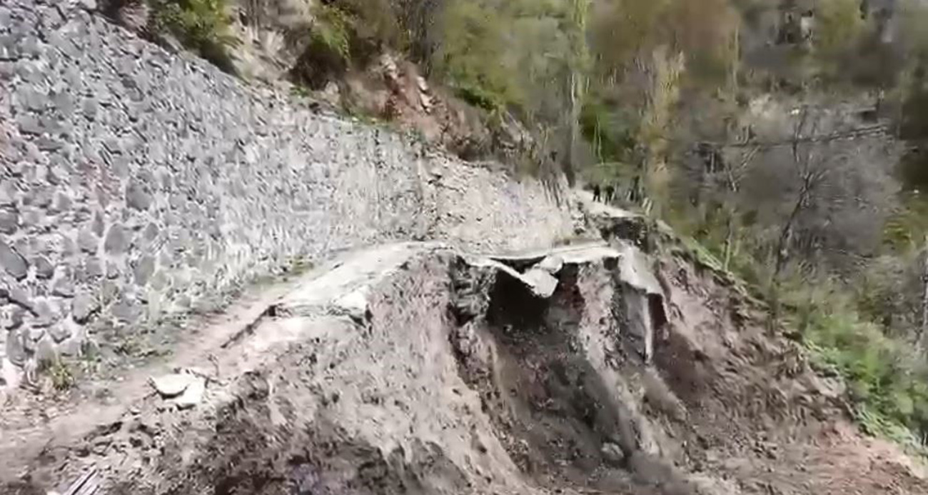 Artvin’de heyelan anı cep telefonu kamerasında