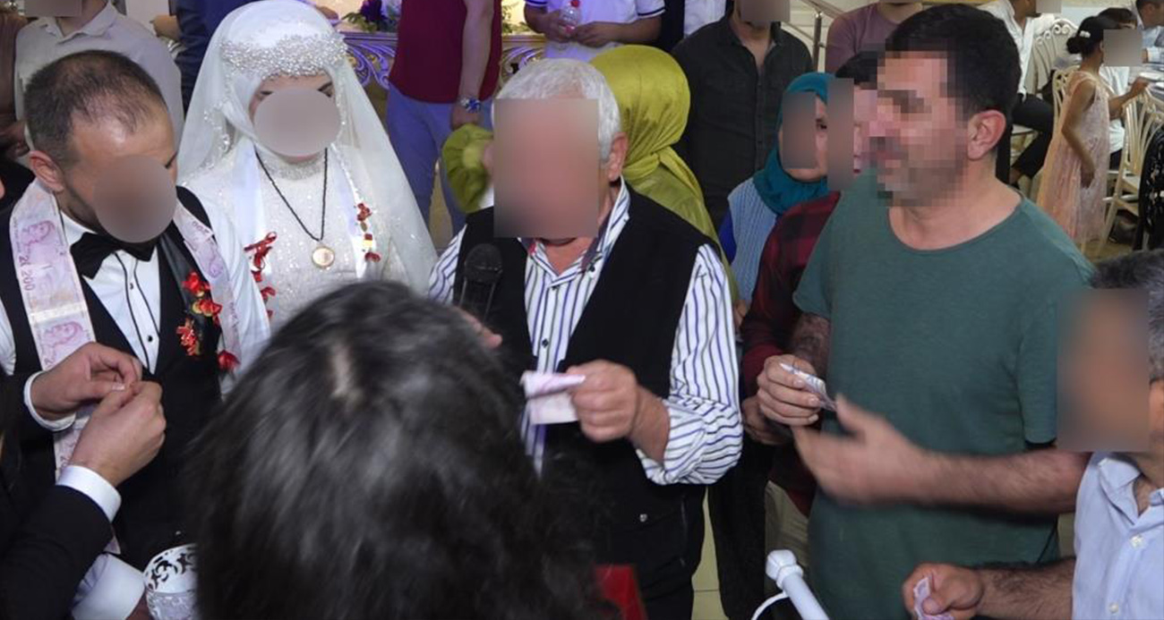 Davetsiz düğüne gitti, pasta yedi, takılan paraları çaldı