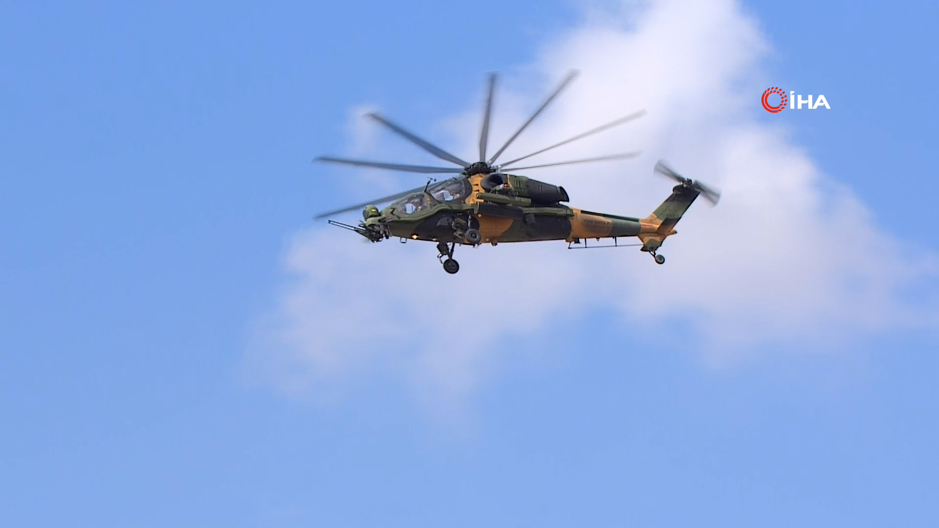 ATAK Taarruz Helikopteri ile Bayraktar TB2 SİHA, KKTC semalarında birlikte uçtu