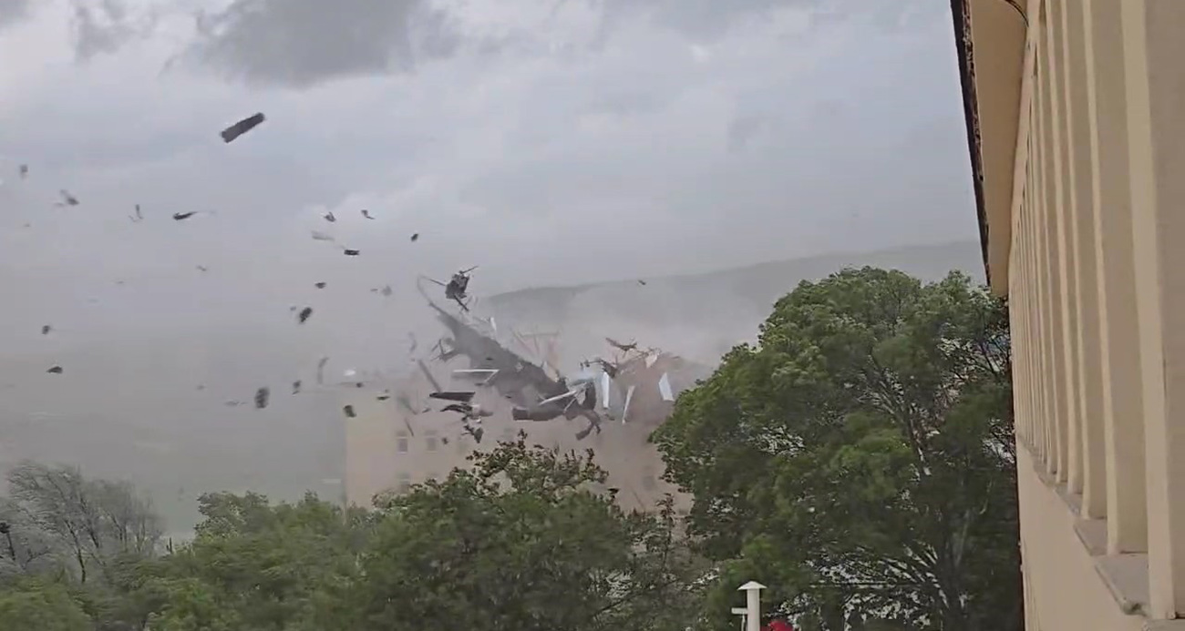 Çatı saniyeler içerisinde parçalandı