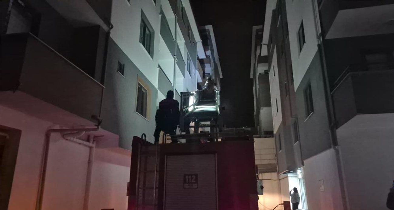 Evde uyuyakalan çocuk mahalleyi ayağa kaldırdı